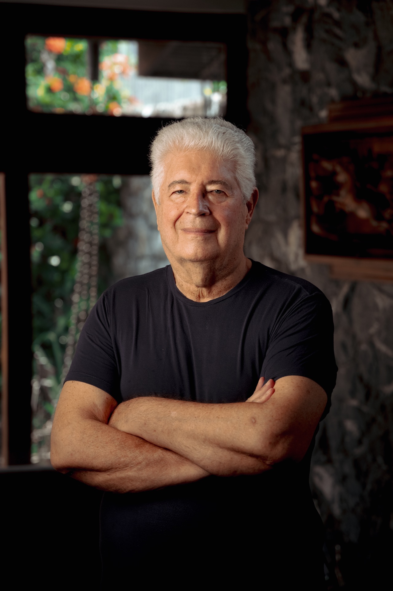 Retrato de Roberto Requião de braços cruzados