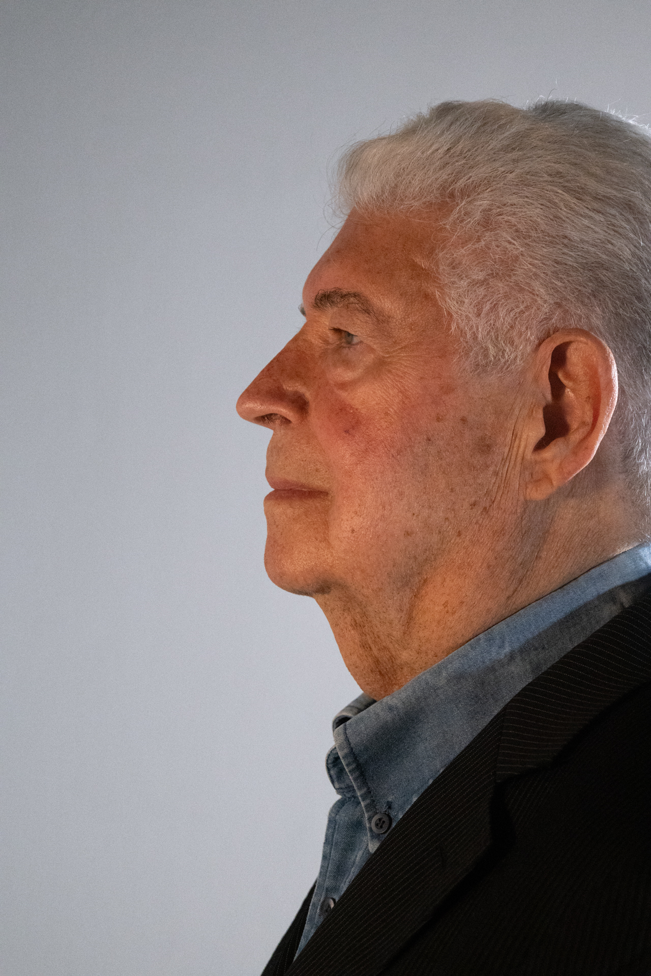 Retrato de perfil de Roberto Requião